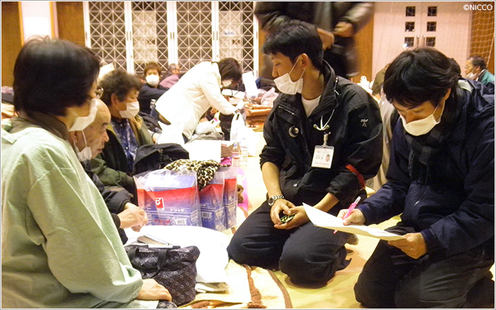 宮城県岩沼市の避難所で、被災者への聞き取り調査 ©NICCO