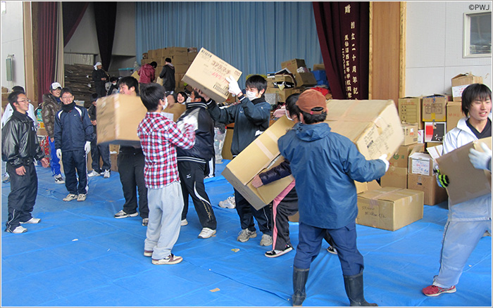 避難所となった体育館への支援物資の搬入 ©PWJ