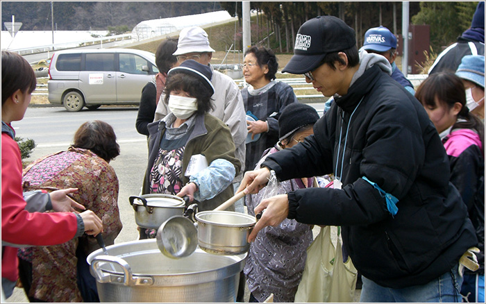 宮城県南三陸町での炊き出しの様子 ©JAFS