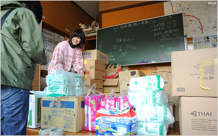 ANAのブランケットを陸前高田市の避難所へ届けた ©KnK