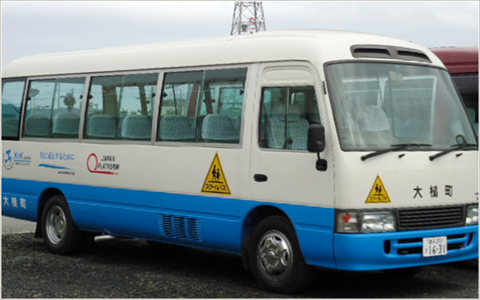 岩手県沿岸部でスクールバスを提供 ©KnK